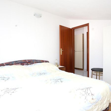 Family Friendly Seaside Apartments Razanj, Rogoznica - 10373 Ruang foto