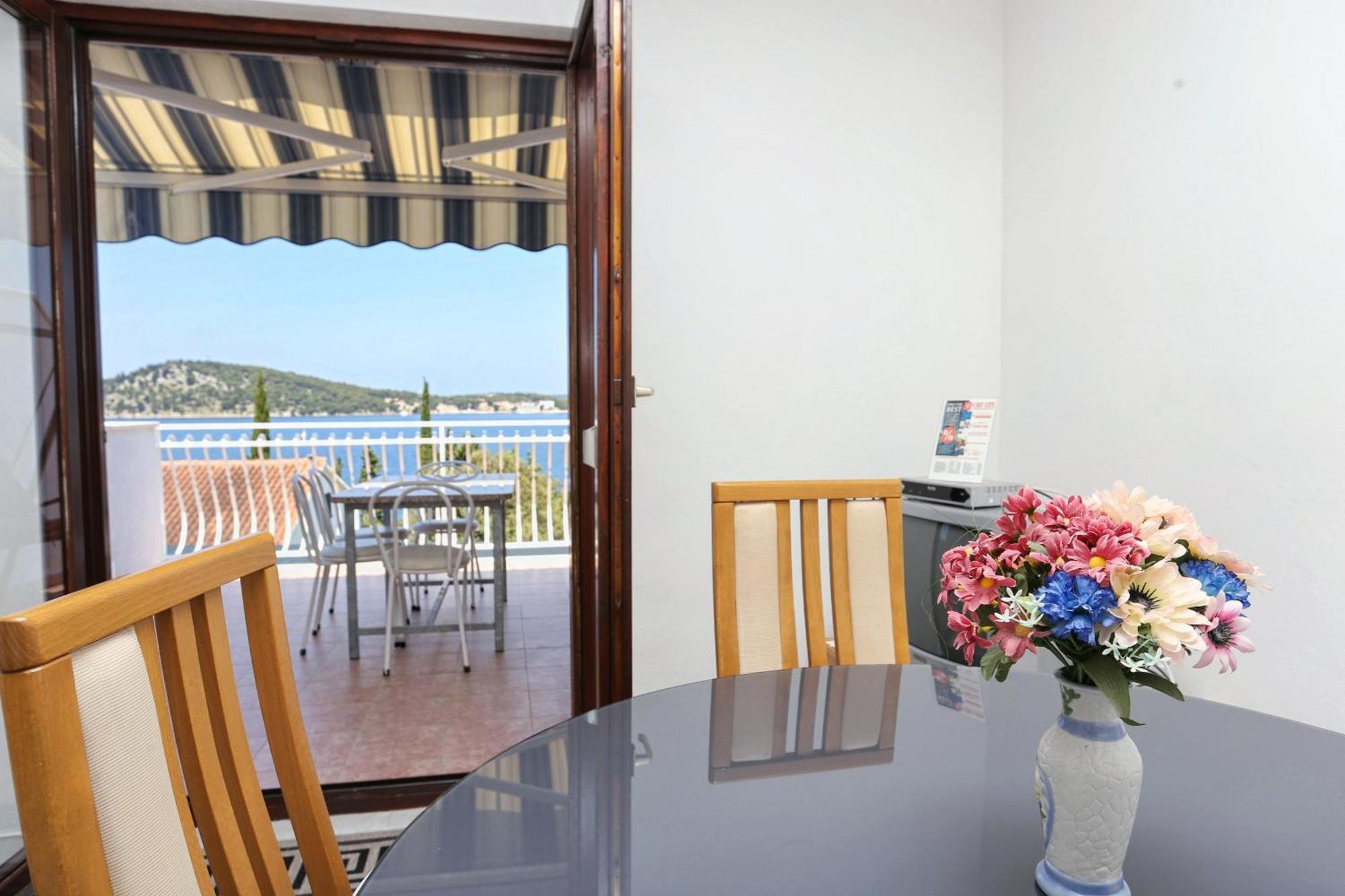 Family Friendly Seaside Apartments Razanj, Rogoznica - 10373 Ruang foto